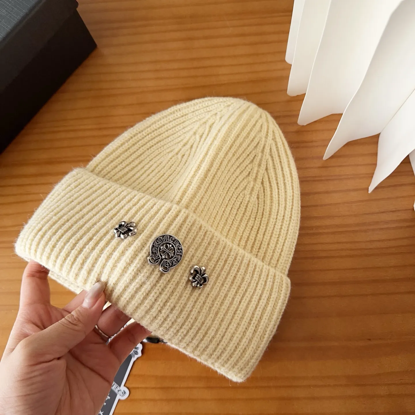 💰50 Crow Heart Autumn and Winter Wool Knitted Beanie This must be a favorite of minimalism. It is clean, neat, fashionable and versatile, and will definitely not be picky about your face shape! A fashionable classic that lasts forever! Fashionable black and white can be purchased together!